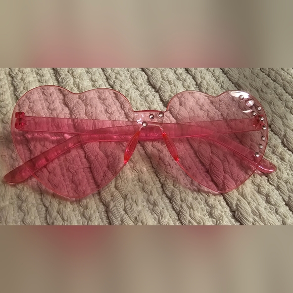 7 Ct. Pink Heart-Shaped Party Glasses - Picture 7 of 7